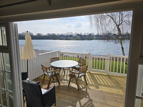 Luxurious South-Facing Lakeside Lodge