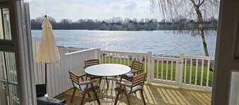 Luxurious South-Facing Lakeside Lodge