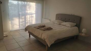 3 habitaciones, tabla de planchar con plancha, cuna de viaje y wifi