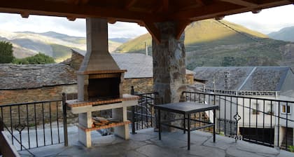 Casa Tradicional con JardĂn y Vistas a la Montaña. Eco dos Teixos