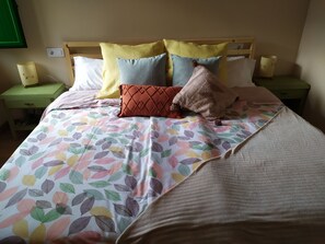 4 bedrooms, travel cot, free WiFi, bed sheets - Casa Tradicional con Jardín y Vistas a la Montaña. Eco dos Teixos (Casaio)
