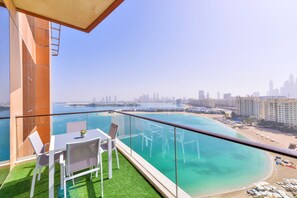 Deluxe 2BR Apartment | Balkon