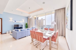 Deluxe 2BR Apartment | Área de sala de estar | Smart TV de 55 pulgadas con canales por cable y televisión 
