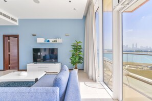 Deluxe 2BR Apartment | Wohnbereich | 55-Zoll-Smart-TV mit Kabelempfang, Fernseher