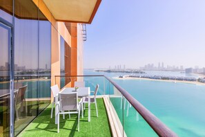 Deluxe 2BR Apartment | Uitzicht vanaf balkon