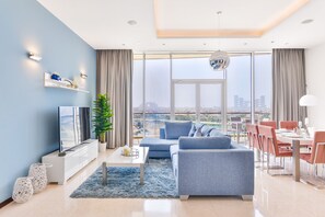 Deluxe 2BR Apartment | Wohnbereich | 55-Zoll-Smart-TV mit Kabelempfang, Fernseher