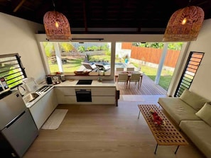 Refrigerador, microondas, horno, placa de cocina