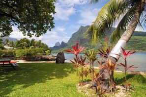 Property grounds - Villa Ohana - 4BR Beachfront Villa (Paopao, Moorea-Maiao)