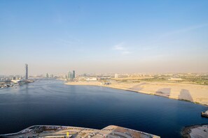 A river with a bridge and buildings in the background. - Tanin - Breathtaking Panoramic Canal Views From Balcony (Dubai)