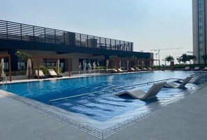 Outdoor pool - Tanin - Breathtaking Panoramic Canal Views From Balcony (Dubai)