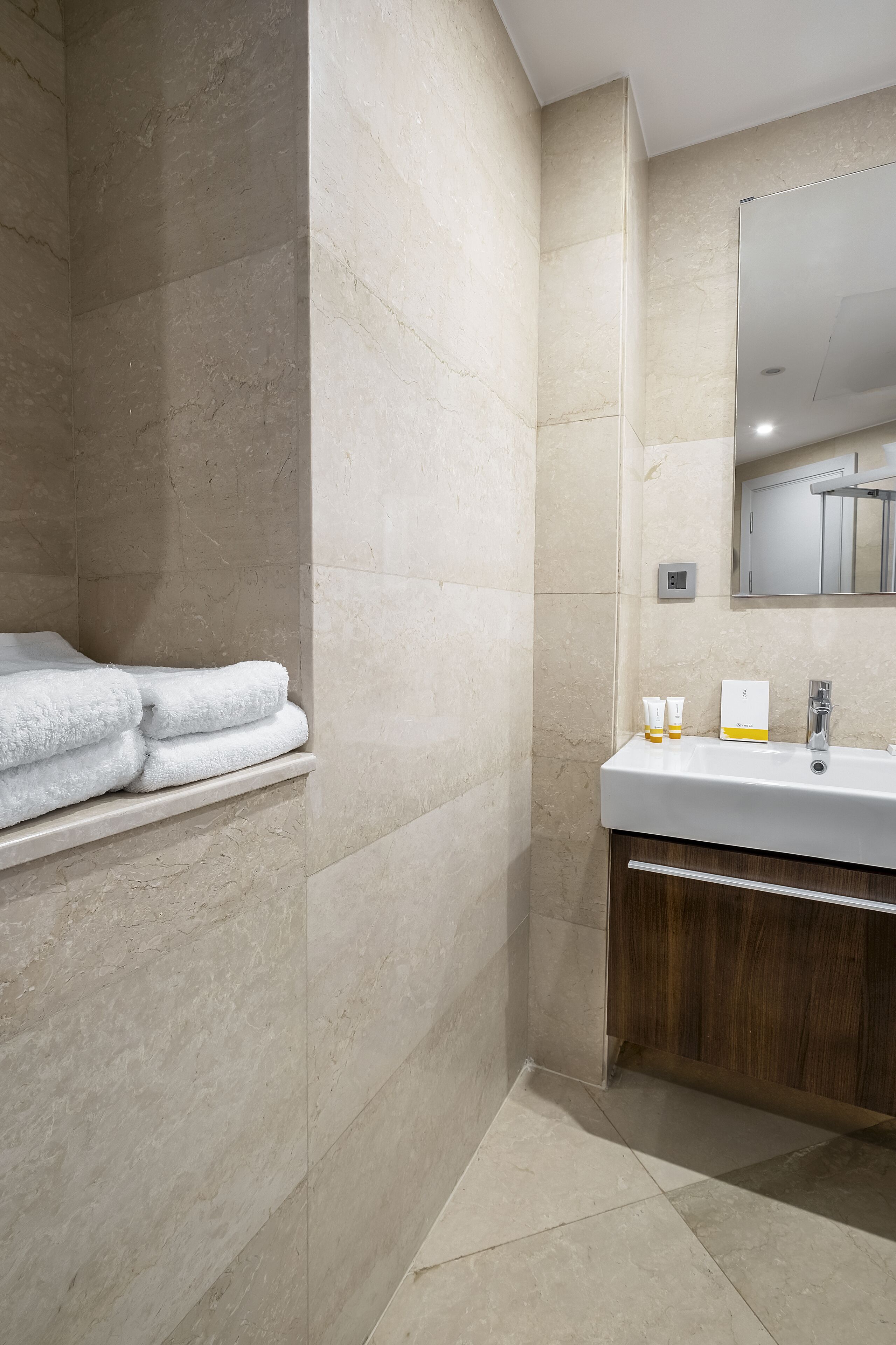 Departamento de lujo | Baño | Regadera, regadera tipo lluvia, amenidades de baño gratuitas, toallas 
