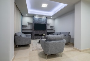 Departamento de lujo | Área de sala de estar | Smart TV de 55 pulgadas con canales vía satélite, televisión y Netflix