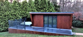 Cosy Studio with Hot Tub in Village Location