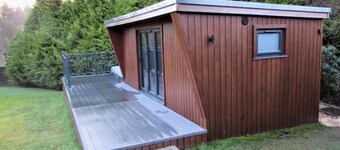 Cosy Studio with Hot Tub in Village Location
