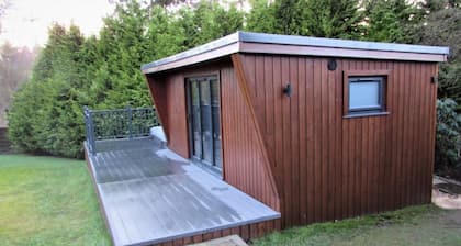 Cosy Studio with Hot Tub in Village Location