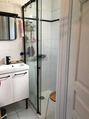 Douche, sèche-cheveux