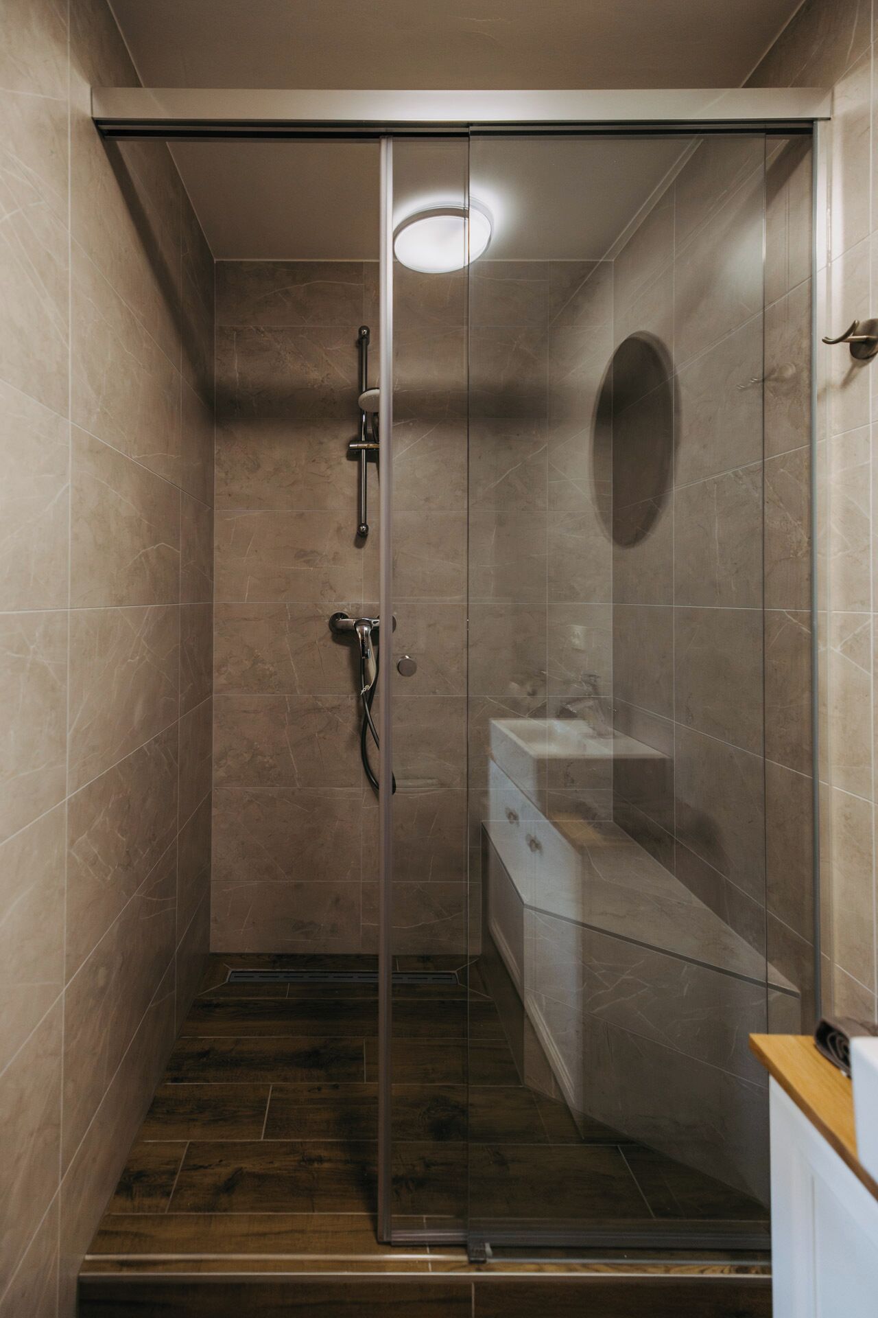 Een douche, een haardroger, handdoeken, toiletpapier