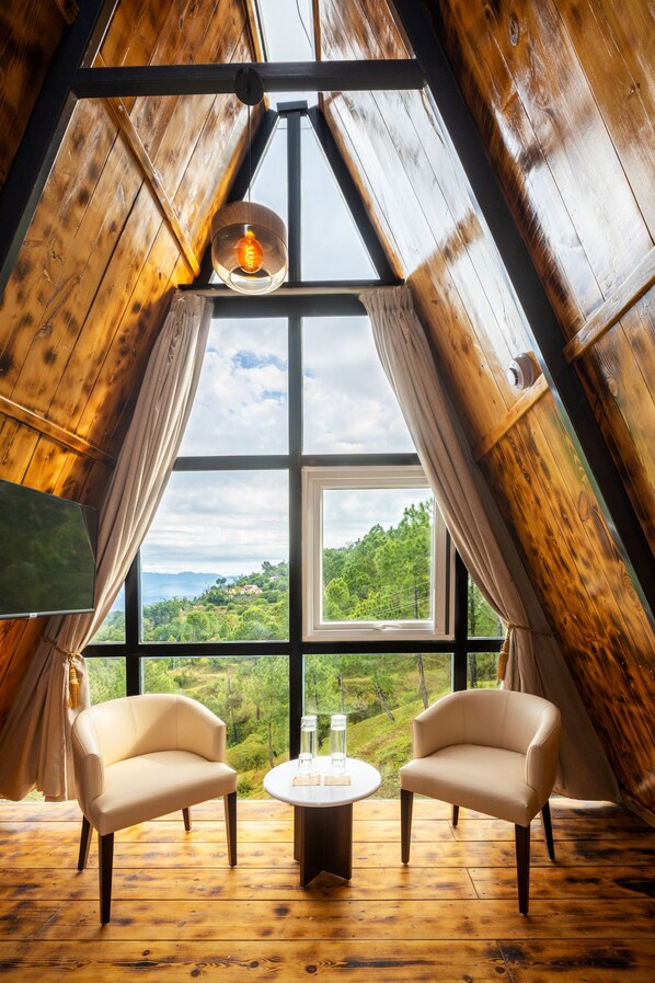 Kamer, 4 slaapkamers (Serendipity) | Een bureau, een strijkplank/strijkijzer, beddengoed