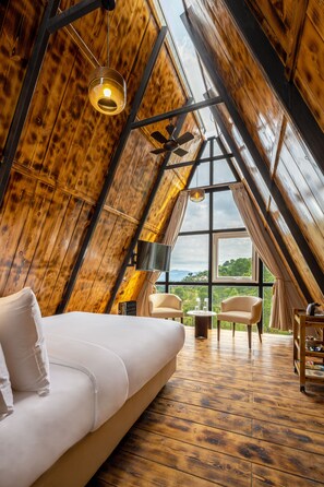 Kamer, 4 slaapkamers (Serendipity) | Een bureau, een strijkplank/strijkijzer, beddengoed