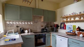 Een magnetron, een oven, een kookplaat, een vaatwasser