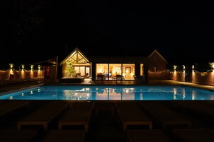 室外游泳池，池畔遮阳伞，日光浴躺椅