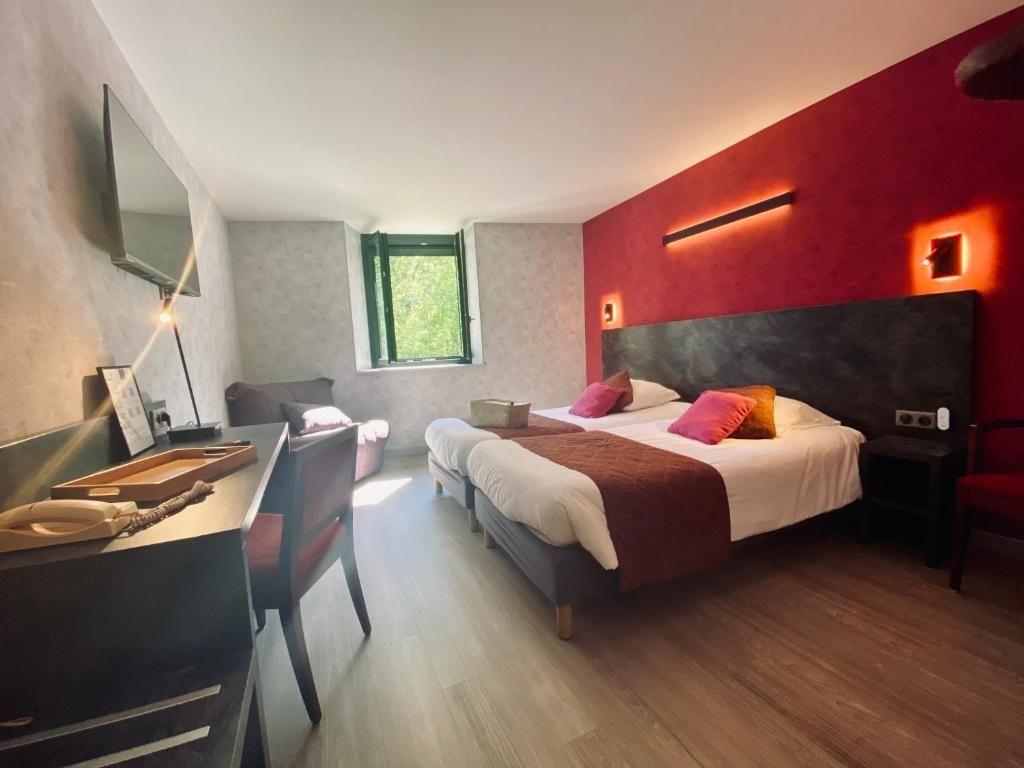 Ein modernes Schlafzimmer mit einem großen Bett, einem Schreibtisch und einem Fenster.