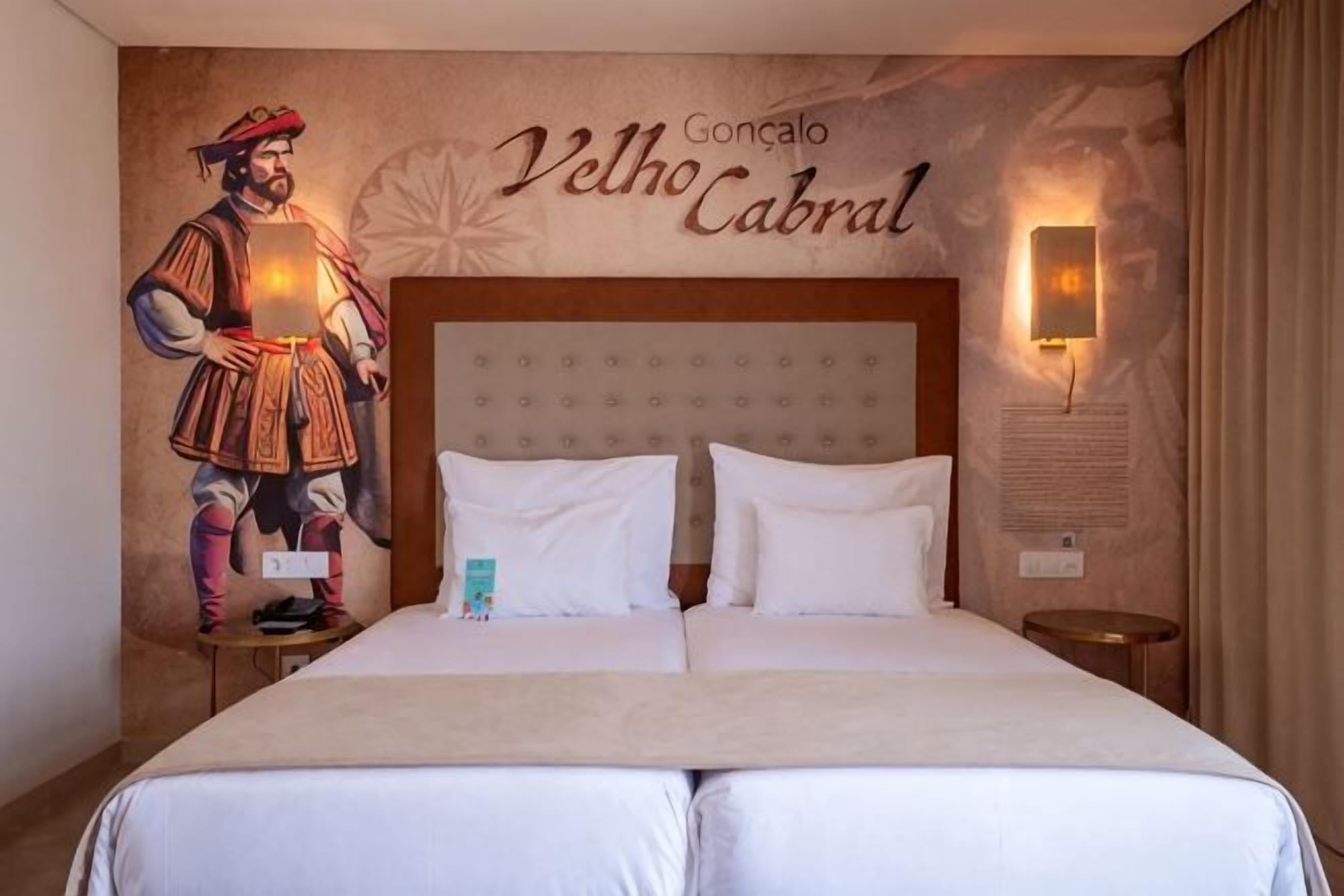 Cofres nos quartos, Wi-Fi de cortesia, roupa de cama