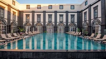 Inomhuspool och utomhuspool