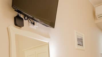 Minibar, caja de seguridad en la habitación y escritorio