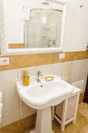 Shower, free toiletries, hair dryer, bidet