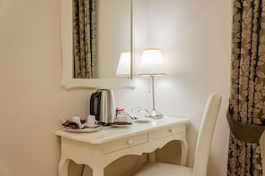 Standard Double or Twin Room | Minibar, in-room safe, desk, laptop workspace - Taormina B&B (Taormina)