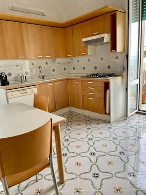 Frigorifero, microonde, forno, piano cottura