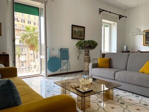 Smart-TV, DVD-Player, Bücher