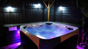 Tinaja con interior de madera e iluminación integrada.