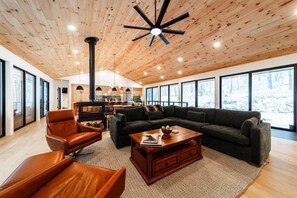Smart TV, fireplace, DVD player, table football - Luxury Mountain Retreat: Skiing, Hiking, Sauna (Tucker County)
