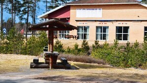 A hotel with a red roof and a sign that reads "HOTEL". - Götaströms Värdshus (Skillingaryd)