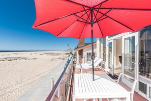 Outdoor dining - Oceanfront! Clean & Affordable Upstairs Split Level Unit (Newport Beach)