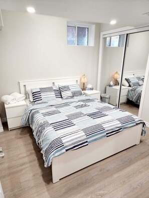 Comfort-Apartment | 1 Schlafzimmer, hochwertige Bettwaren, Daunenbettdecken, Schreibtisch