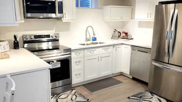 Comfort Apartment | Private kitchen | Full-size fridge, microwave, oven, stovetop