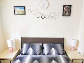 3 chambres, fer et planche à repasser, lit de bébé portatif