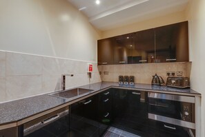 Bouilloire électrique, batterie de cuisine, vaisselle et ustensiles