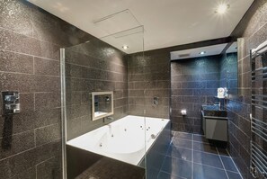 Suite Luxe | Salle de bain | Douche, douche à « effet pluie », articles de toilette gratuits