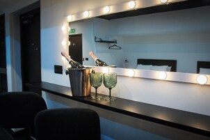 Elite Room | Individually furnished, desk, iron/ironing board, free WiFi