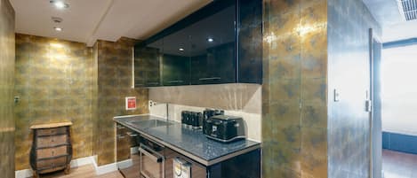 Luxury Suite | Private kitchenette | Electric kettle, cookware/dishes/utensils