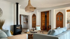 Ein Wohnzimmer mit Kamin, Sofas und einem Essbereich.