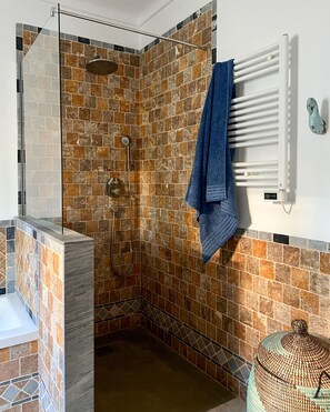 Dusche, Haartrockner, Handtücher