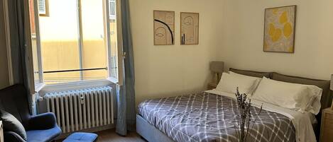 Estudi bàsic | Roba de llit d'alta qualitat, cobrellits i planxa i posts de planxar