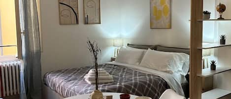 Estudio básico | Ropa de cama de alta calidad, edredón y tabla de planchar con plancha