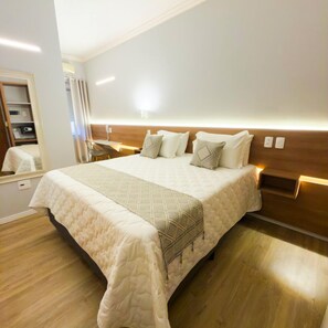 Standaard tweepersoonskamer | Een minibar, een kluis op de kamer, gratis wifi, beddengoed