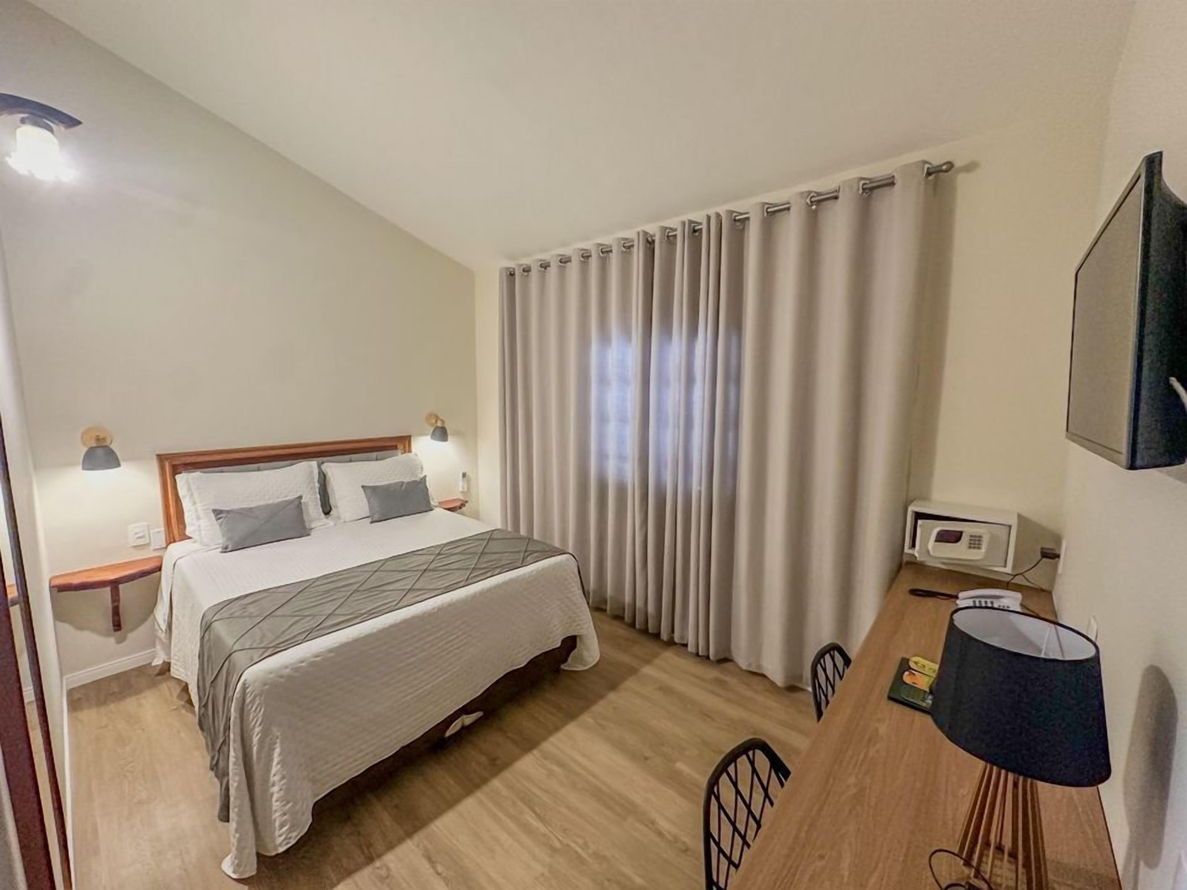 蜜月双人房 | 迷你吧、客房内保险箱、免费 WiFi、床单